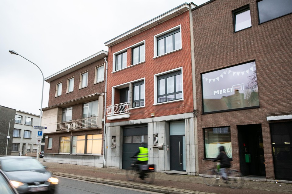 De plantage bevond zich in een loods achter de garage van een woning.