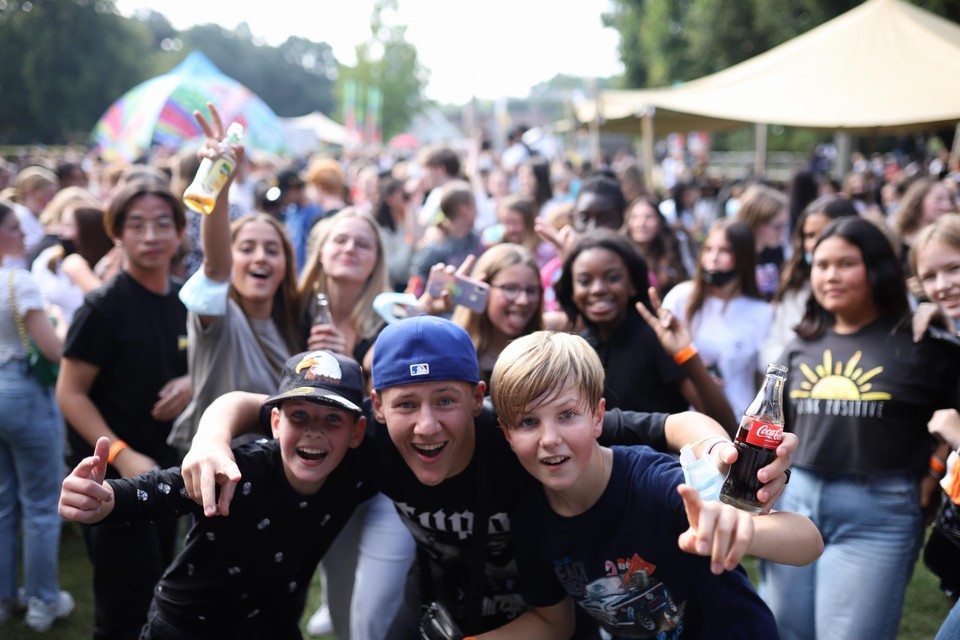 De leerlingen van de jubilerende school aan het feest.