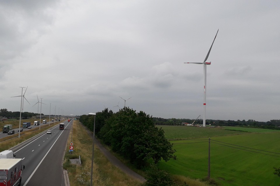 Langs weerskanten van de E19 in Loenhout en Brecht staat al een lijn windmolens. MegaWinidy, Luminus en Elicio willen een tweede lijn met vijf turbines realiseren.  Foto Elke Lamens