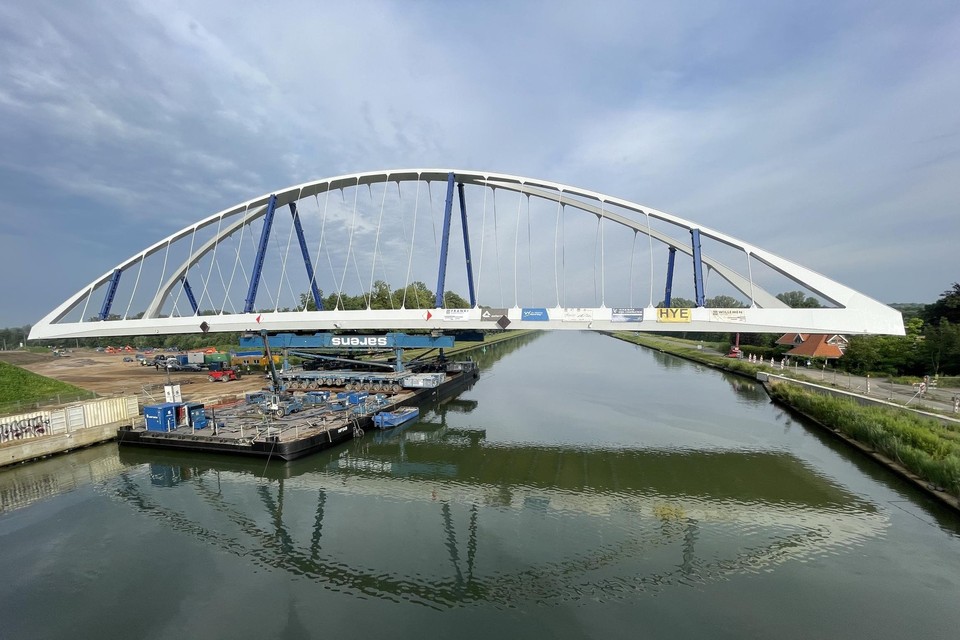 Het plaatsen van de nieuwe brug van Oelegem dit najaar.