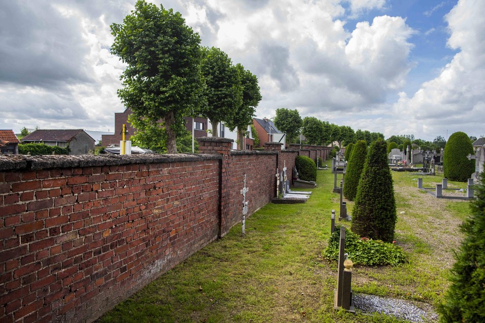 Aan de rand van het Diepenbeekse kerkhof staan al wat grafzerken voor kinderen. Maar mogelijk liggen er in feite veel meer.