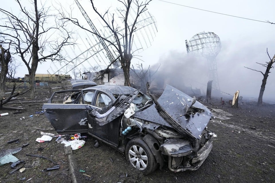 Een vernielde auto aan een militaire basis in Marioepol. 