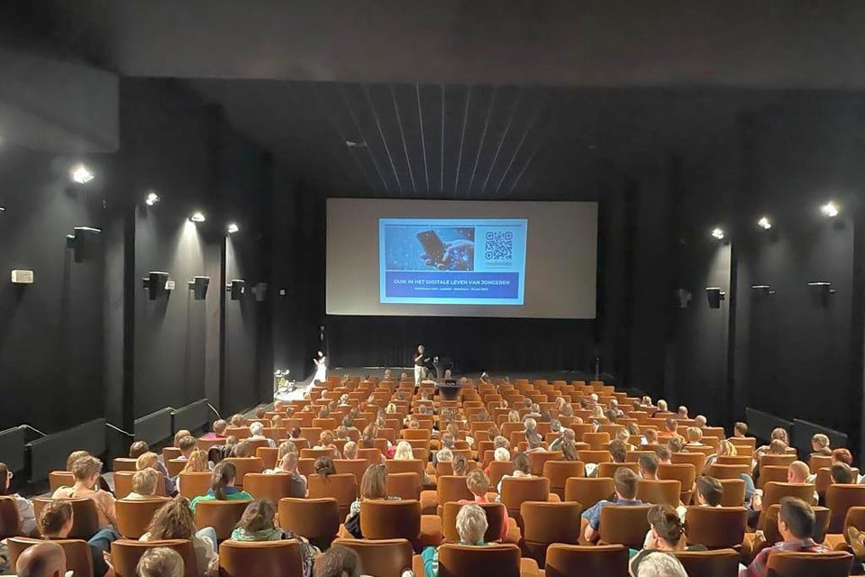 De bioscoopzaal in Geel liep donderdag volledig vol voor de lezing van cybercrime-expert Mathieu Verschraege over de problemen waarmee jongeren op sociale media te maken kunnen krijgen.