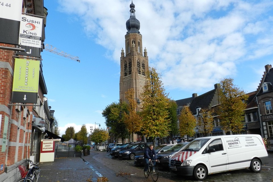 De parkeerplaatsen op de Vrijheid zijn overdag druk bezet.