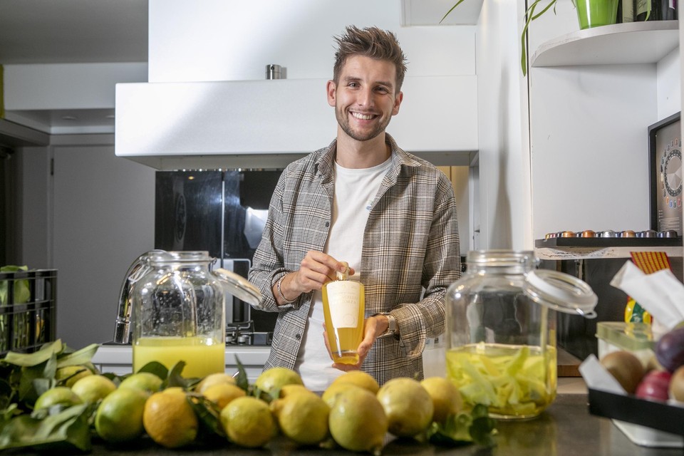 Mathias Nys tussen zijn citroenen, die het belangrijkste ingrediënt vormen voor de limoncello.