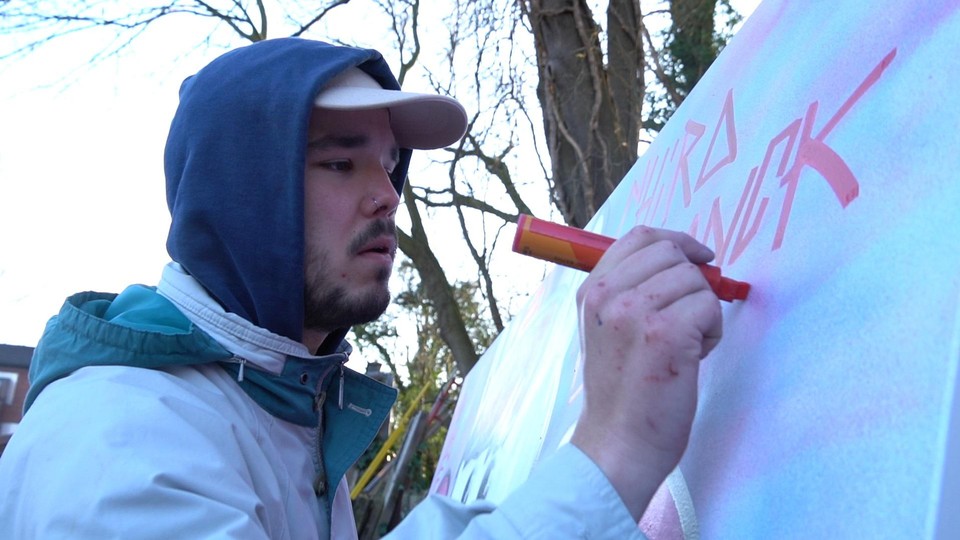 Jochem Van Ballaert aan het werk met de spuitbus voor ‘zijn’ pinkeltje Loes.