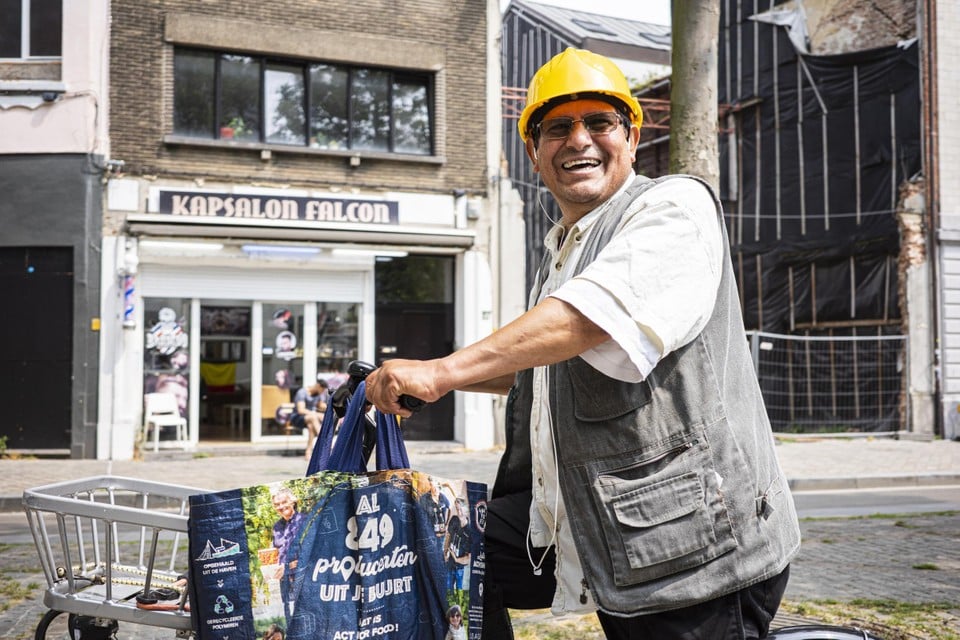 Fietskoerier Jorge aan het werk op het Falconplein.