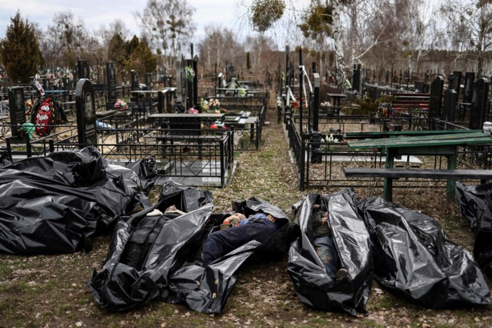 In Boetsja liggen gesneuvelde Oekraïners op een rij om geïdentificeerd te worden. 