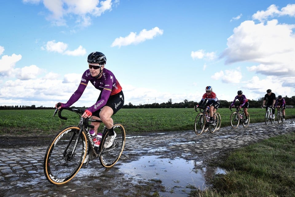  Woensdag verkende Jolien D’hoore  met haar ploegmaats de kasseien  van Parijs-Roubaix. 