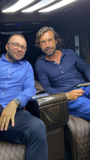 Murat Akin en Andrea Pirlo.