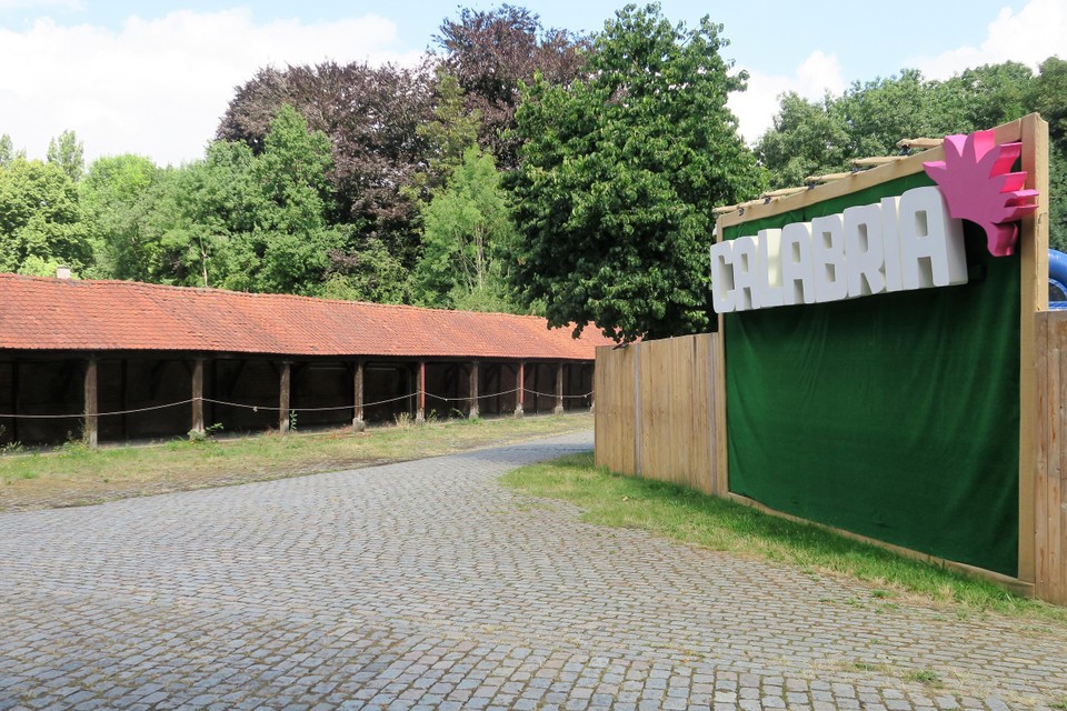 De zomerbar zit mooi gecamoufleerd op de erfgoedsite van Fort 2 naast de Duitse fietsenstalling. 
