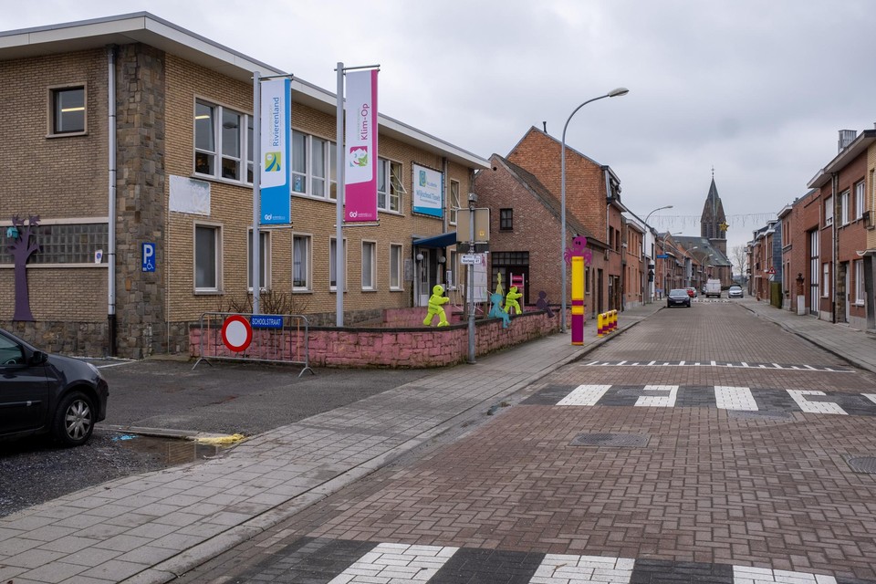Aan deze school in de Blaasveldstraat daagde geen meisje op, maar zeven gemaskerde kerels.