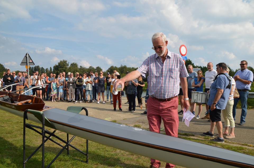Luc Smits kiepert een glas cava over de Gouwe Luc. Als peter had hij zelfs een prachtig odegedicht aan deze uit het asiel geredde boot gemaakt.
