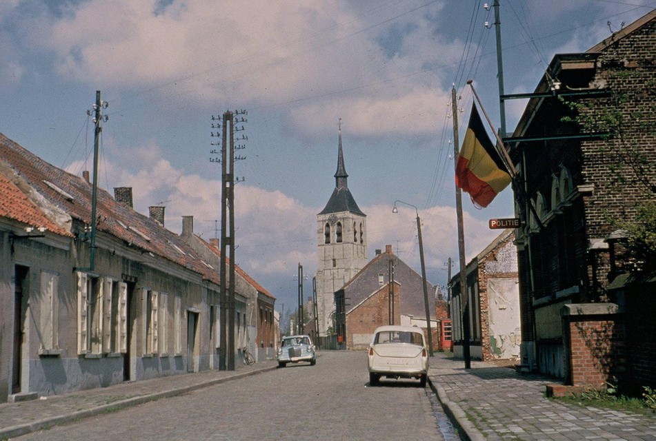 De Wilmarsstraat rond 1965. Het gebouw rechts met de Belgische vlag is het politiebureau. 