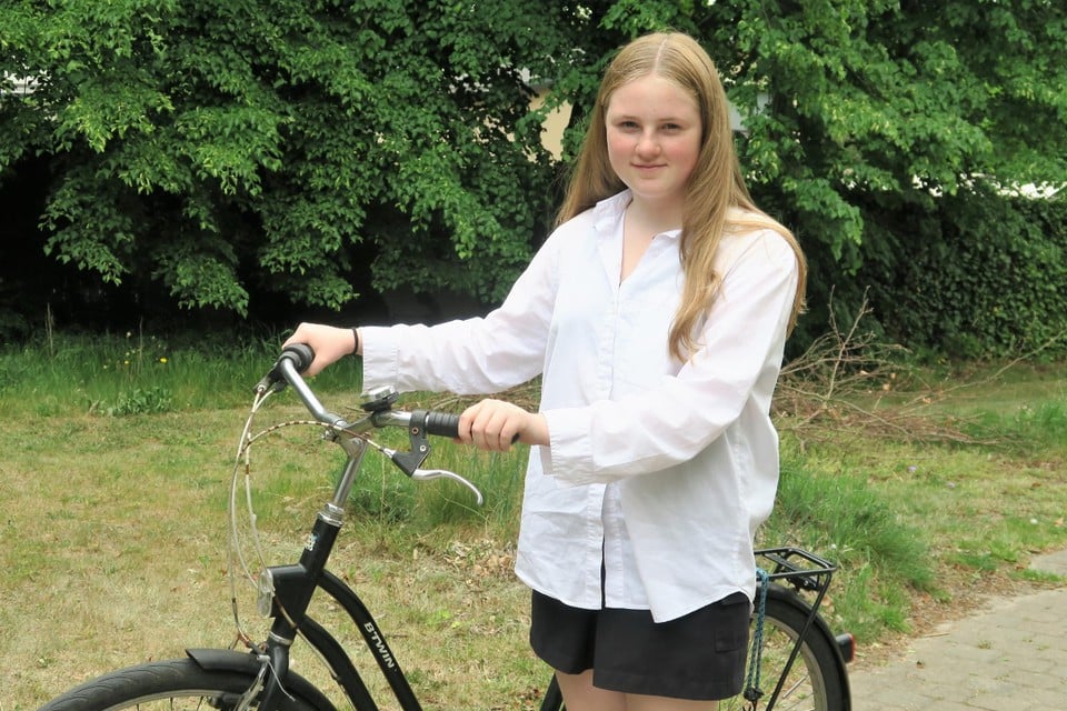 Isis Lilja, klaar om met de fiets naar het Vita et Pax-college in Schotenhof te vertrekken in haar schooluniform.   