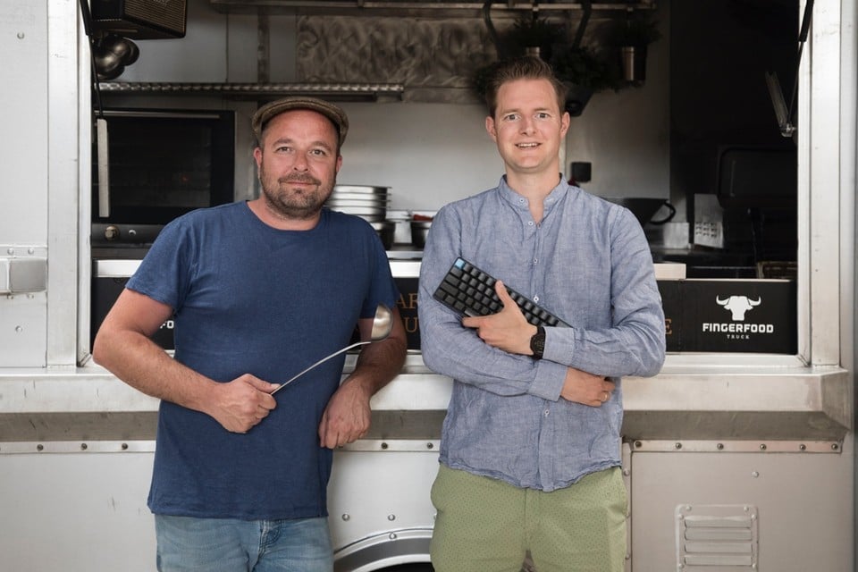 Cateraar Maty van Geirt en softwareontwikkelaar Marten Sytema bieden hun programma Catermonkey gratis aan zolang de coronacrisis duurt. 