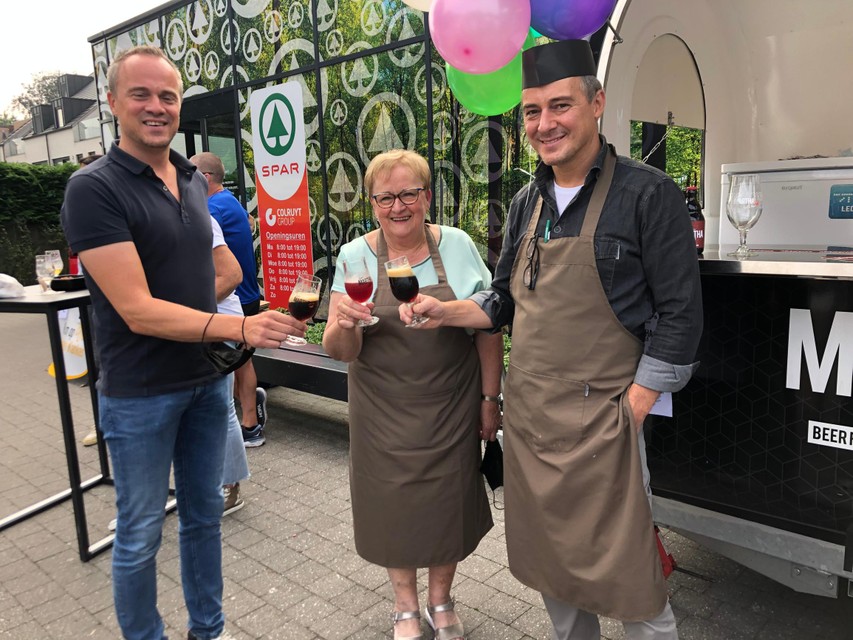Martha Roes toost eind 2021 met haar zonen Guy (links) en Luc Van de Poel op haar 60-jarige loopbaan in de supermarkt Spar Lichtaart.