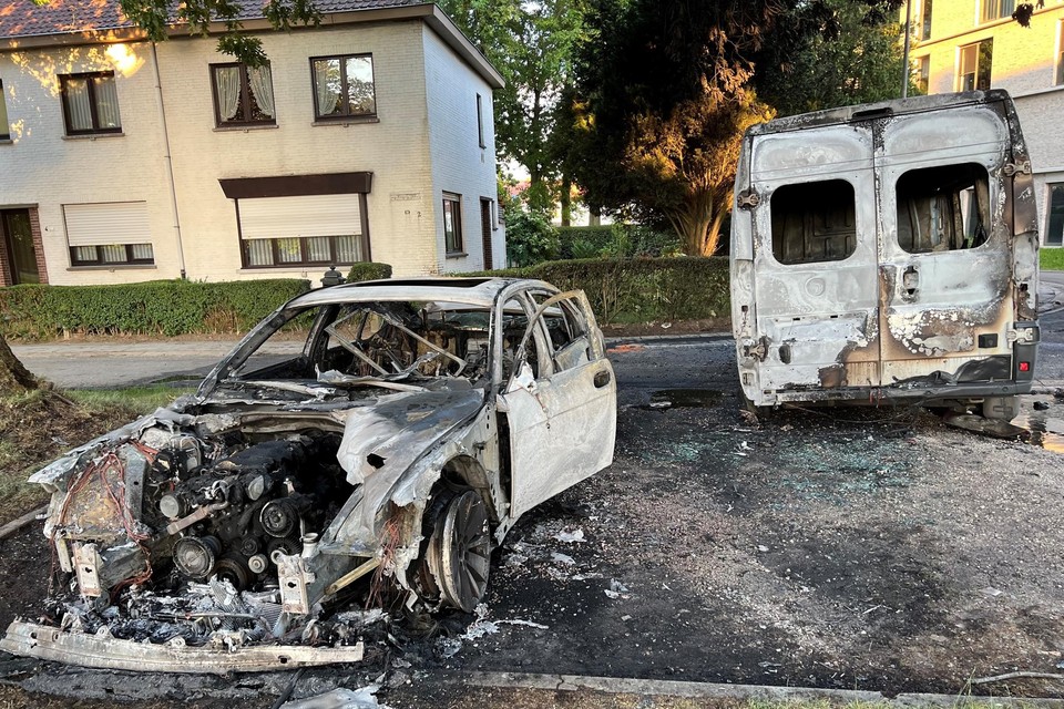 Een geparkeerde BMW en een bestelwagen in de Begoniastraat gingen volledig in vlammen op. 