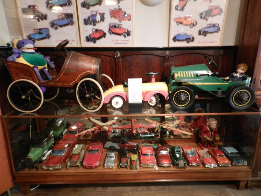 De collectie bestaat onder andere uit speelgoedauto’s.