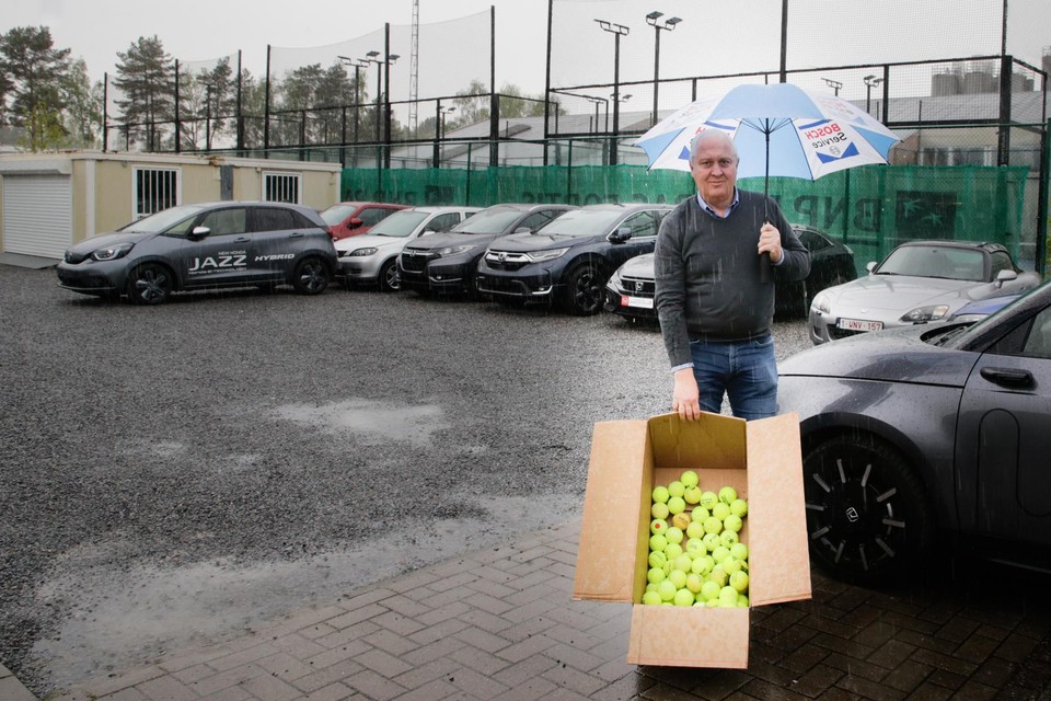 Zaakvoerder Bart Vandewalle van Hondagarage Vabis in Kalmthout met een verzameling padelballen. “Ze maken deuken in mijn wagens.”