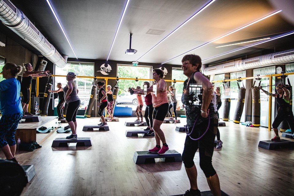 De zaal waar groepslessen gegeven worden, zat woensdagochtend in NRG Fitness in Schilde al vol.