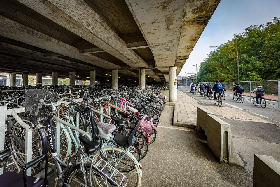 Abonnees van de afgesloten parking kunnen hun fiets binnenkort kwijt onder Postzegelbrug. 