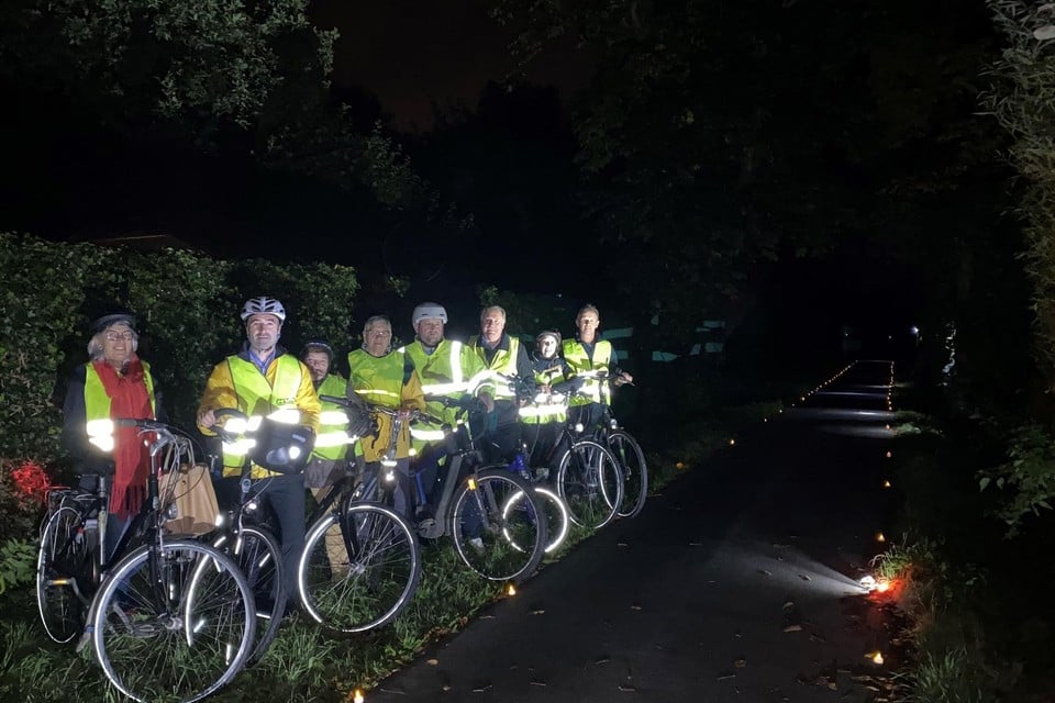 De donkere fietssnelweg werd verlicht met led-theelichtjes.