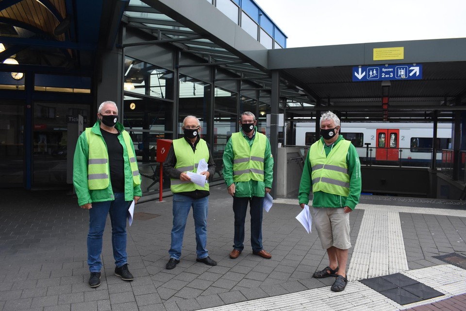 Militanten van ACV-werkgroep Spoor Mol aan het station van Mol.