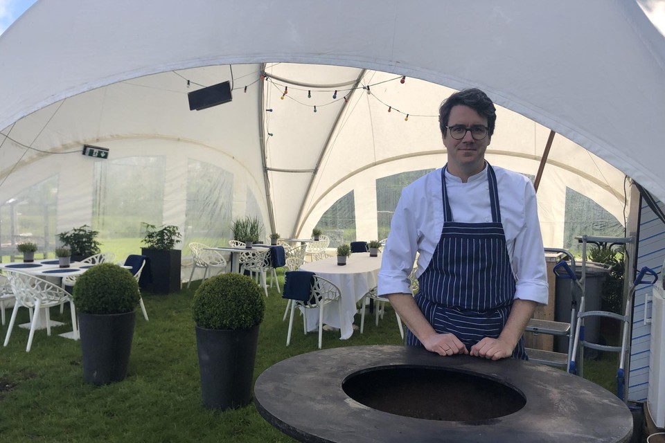 De klanten kunnen de chef aan het werk zien op zijn ofyr.