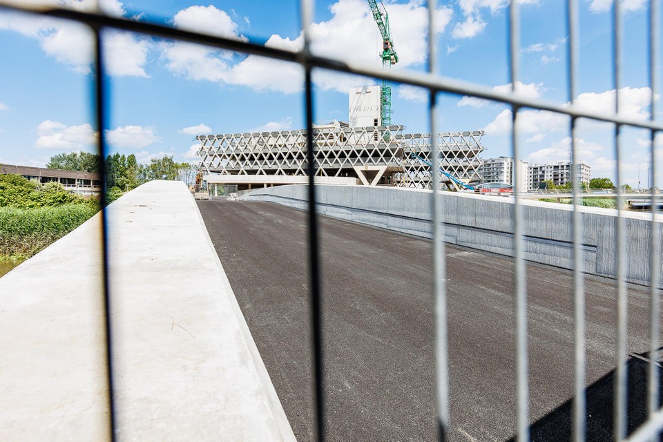 Een betonnen brug wordt voor autoverkeer de belangrijkste toegangsweg naar het Rode Kruisplein. 