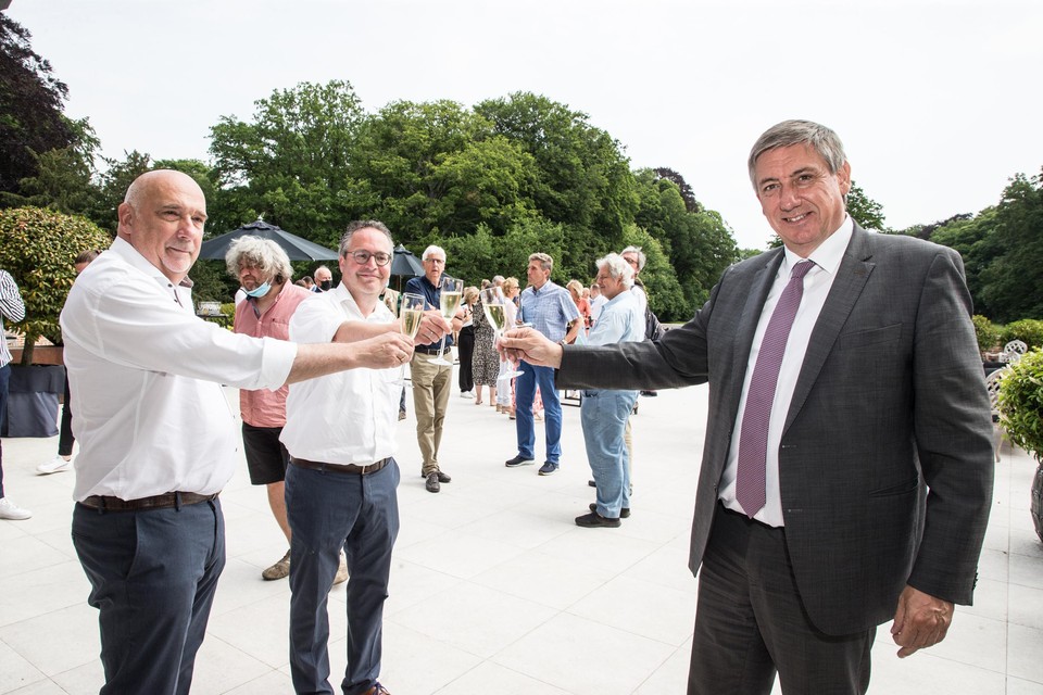 De Brasschaatse Burgemeester Jan Jambon (rechts) met Luc Mattens (links) en Stijn Caremans van het comité dat instaat voor de organisaties van de verschillende BK’s in Brasschaat.