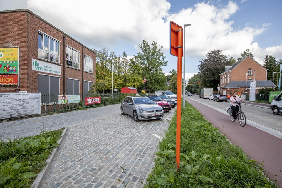 Ouders kunnen hun kinderen nu op het schooldomein afhalen.