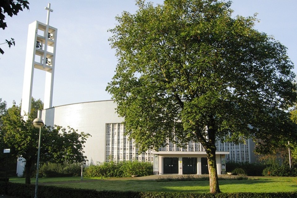 De parochiekerk Sint-Anna ten Drieën, een ontwerp van archiotect Jos Ritzen. 