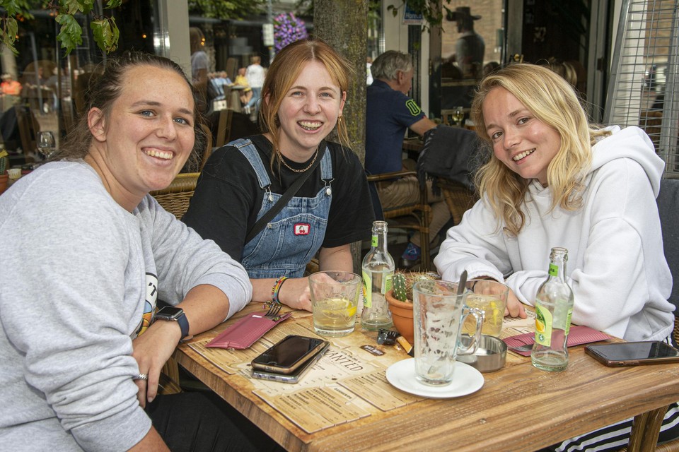 Floor (rechts): “Mijn vriend wil zich niet laten vaccineren, dus kunnen we niet meer met twee op restaurant.”