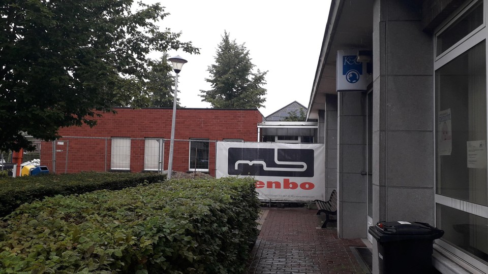 De technische dienst van Essen maakt samen met AZ Klina een ruimte klaar voor een dialyse-unit.