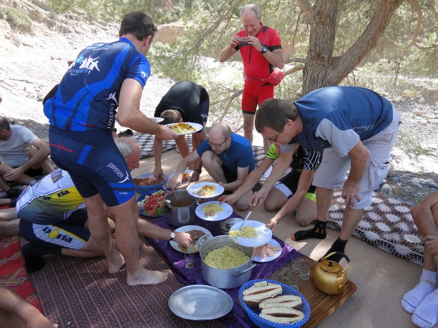 Een buffet onderweg in Marokko.