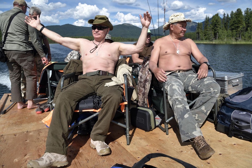 Een beeld uit de zomer van 2017: Poetin en Sjojgoe tijdens een uitje in het zuidwesten van Siberië.  