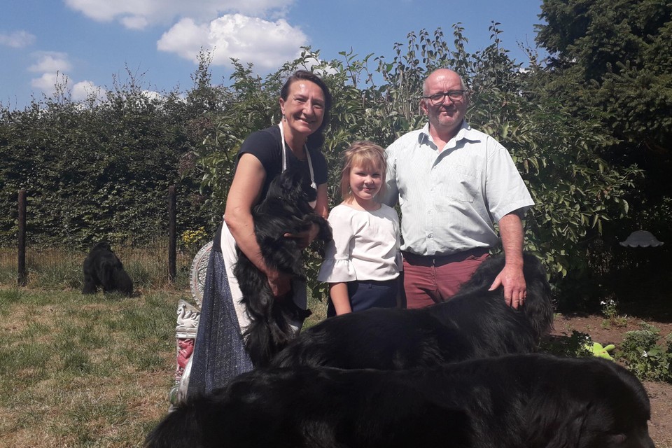 Nataliya Petrova, haar Beglische man Reginald en hun dochtertje hebben een groot hart voor dieren. 