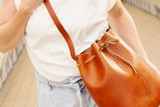 thumbnail: DIY-pakket voor je eigen bucket bag - Aesaert - 90 euro. Ook beschikbaar om je eigen heuptasje of kindrboekentas te maken. / www.lederworkshop.be