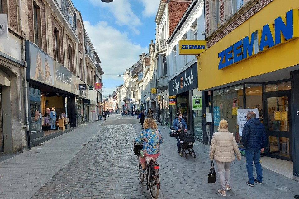 In onder meer de Antwerpsestraat blijft het mondmasker verplicht.