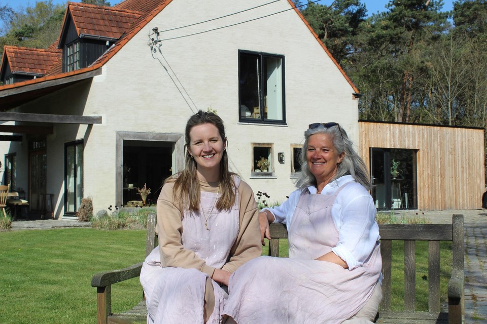 Eline Broeckx en Conny Nijs gebruiken het atelier, het huis en de tuin bij Rosies Potterie voor de Open House. 
