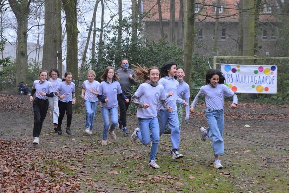 De meisjes van het zesde jaar met turnleerkracht Koen.