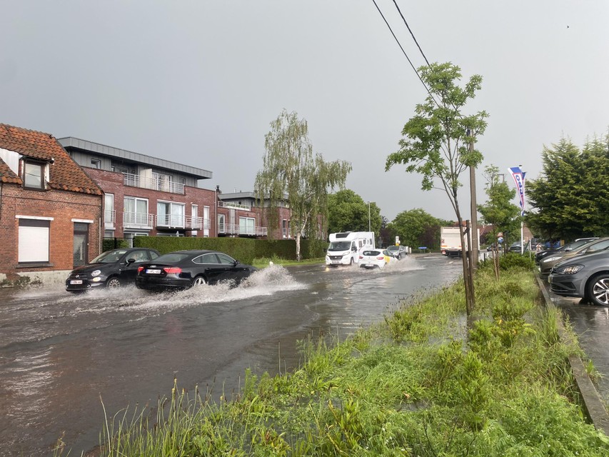 Tijdens de wolkbreuk van begin juni stond ook de straat zelf volledig onder water.