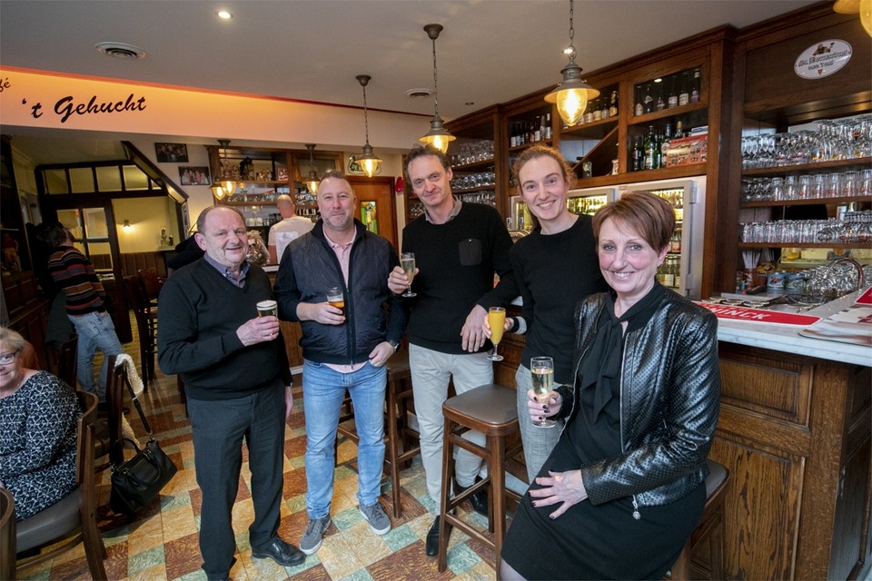 Willy, bierhandelaar Johan Nauwelaerts, Luc, Evelyn en Myriam. 