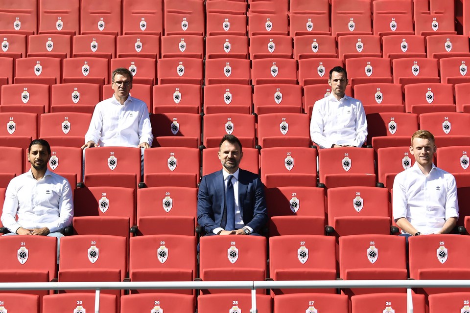 Rudi Cossey (linksboven), Ivan Leko (centraal), Edward Still (rechtsonder) en de rest van de Antwerp-staf.