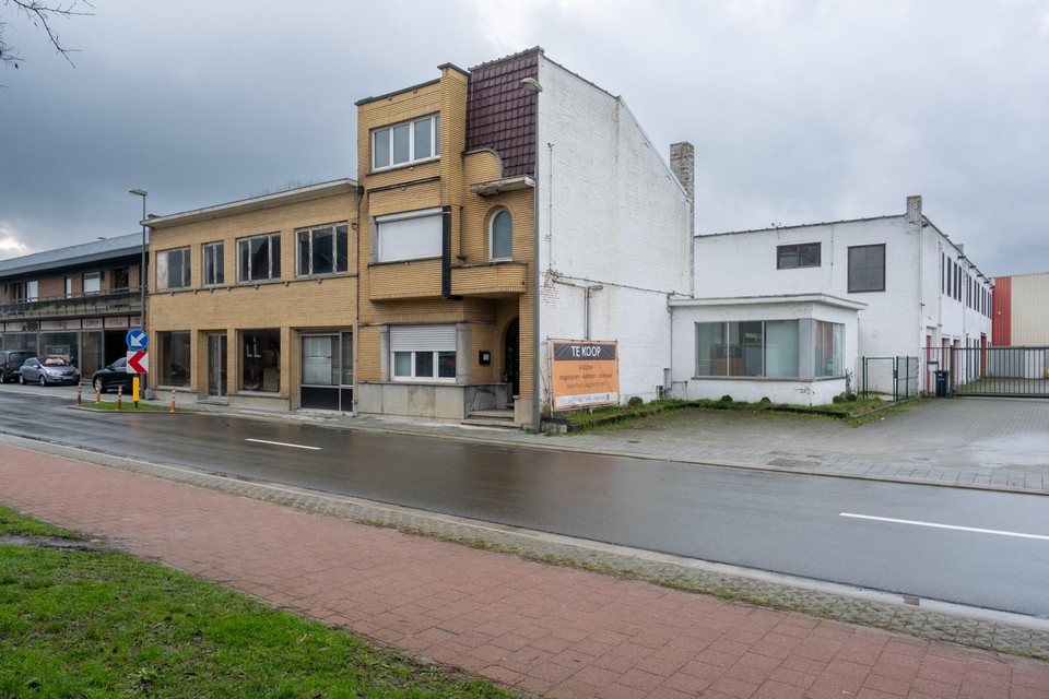 De NV FTS (voluit Flanders Technical Supply) is gevestigd in een oude meubelwinkel en een achterliggend magazijn langs de Jozef De Blockstraat.
