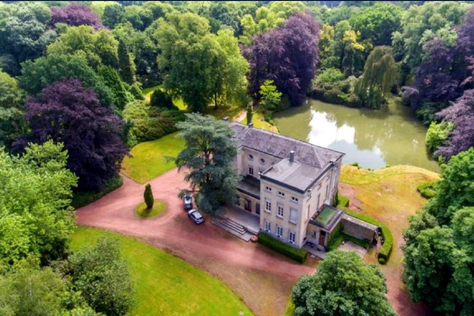 Een luchtbeeld van kasteel en domein Spreeuwenberg.