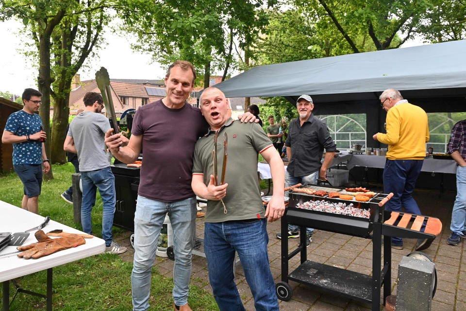 Bestuurslid Koen Heirman en andere vrolijke Zevenbunders op de geslaagde barbecue bij het gemeenschapshuis midden in de wijk.