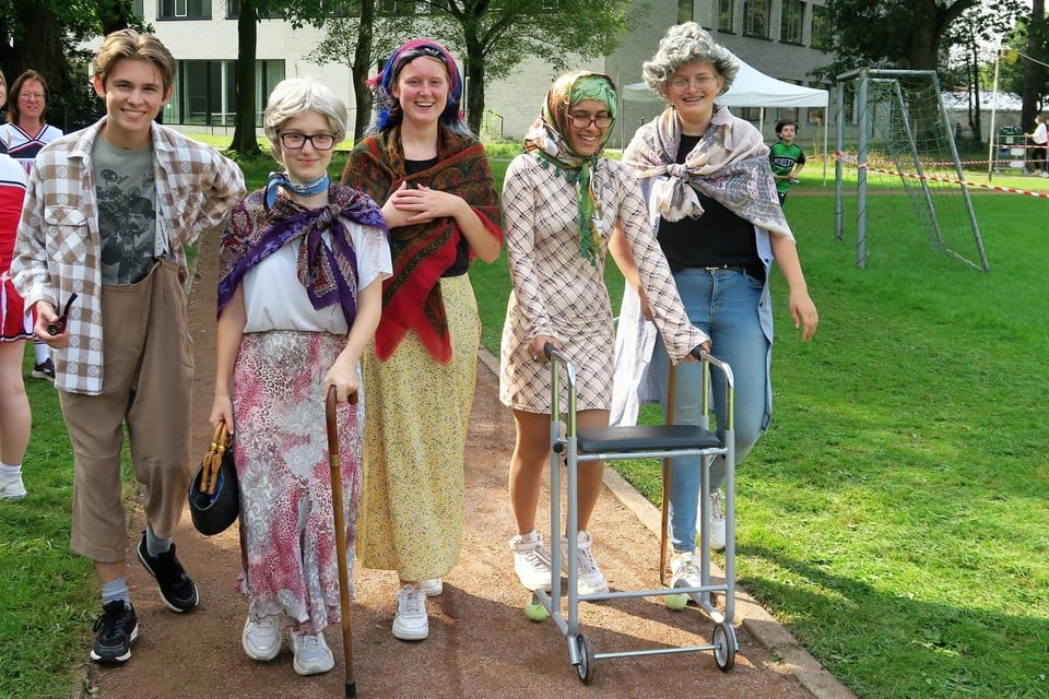 Dit zijn niet de bewoners van woonzorgcentrum Sint-Lodewijk, maar de aan de Hamagrun deelnemende leerlingen van 5 en 6 Verzorging. Zij braken geen snelheidsrecord...