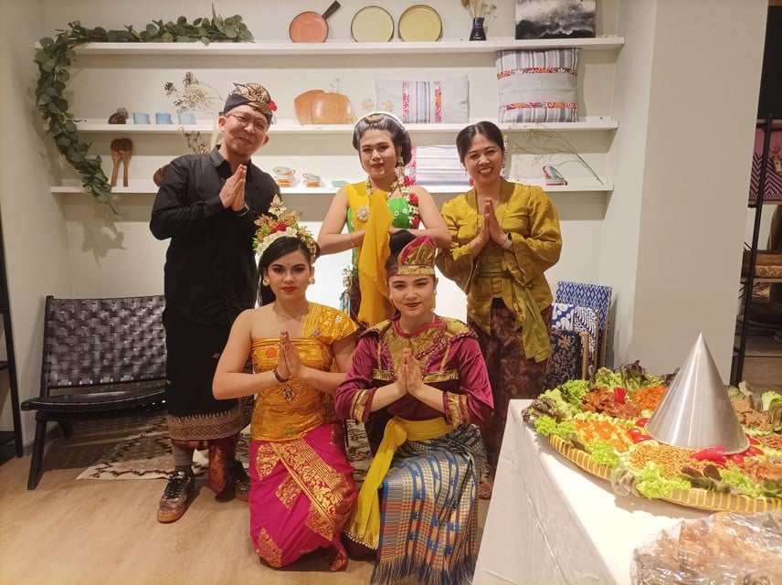 Bij de opening waren er traditionele Indonesische artiesten en Indonesisch eten.